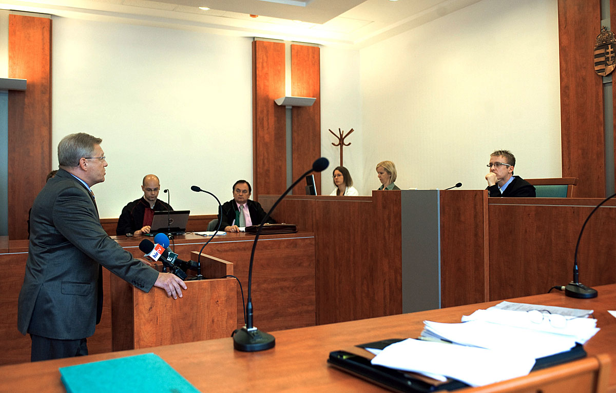 Herényi Károlyt az MDF volt elnökhelyettesét hallgatja meg a Pesti Központi Kerületi Bíróság