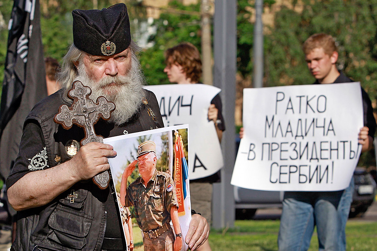 Mladics-hívek tüntetése a moszkvai szerb nagykövetség előtt. Üzenet a térségnek