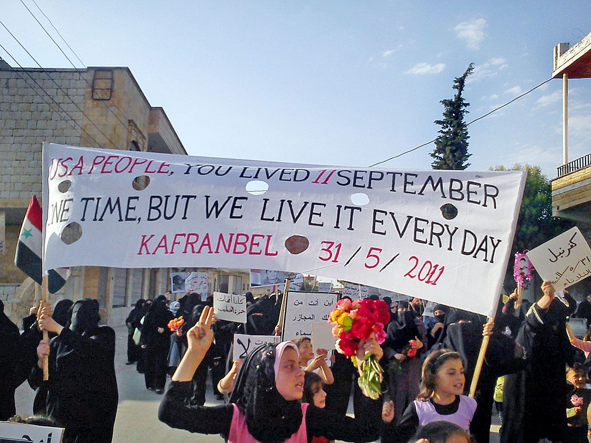 Tüntetők a szíriai Kafranbelben. A 13 éves Hamza szörnyű halála sokakat mozgósított