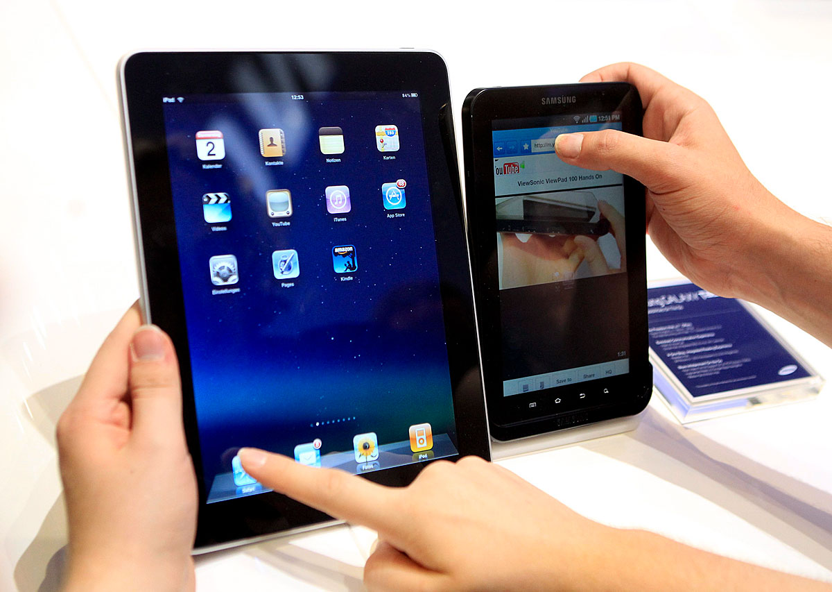 People compare the performance of Apple's iPad (L) and Samsung's Galaxy Tab tablet devices at the Internationale Funkausstellung (IFA) consumer electronics fair at 