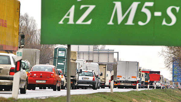 A Strabag 2003 és 2007 között 435 milliárd forint értékben kapott magyarországi megbízást, többnyire autópálya-, illetve autóút-építést, -felújítást