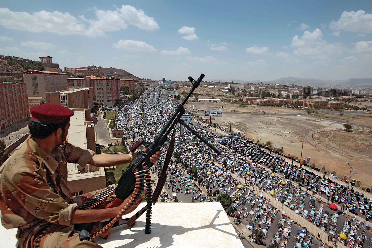 Katona figyeli az elnök távozását követelő tüntetést Szanaaban