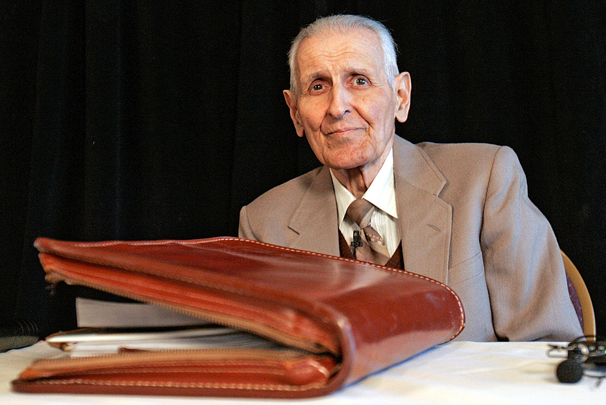 Jack Kevorkian waits to announce he is running in the November election as an independent for a seat in the U.S. Congress in Southfield, Michigan in this March 24, 2008 file photo. Kevorkian, the Michigan pathologist who put assisted suicide on the w