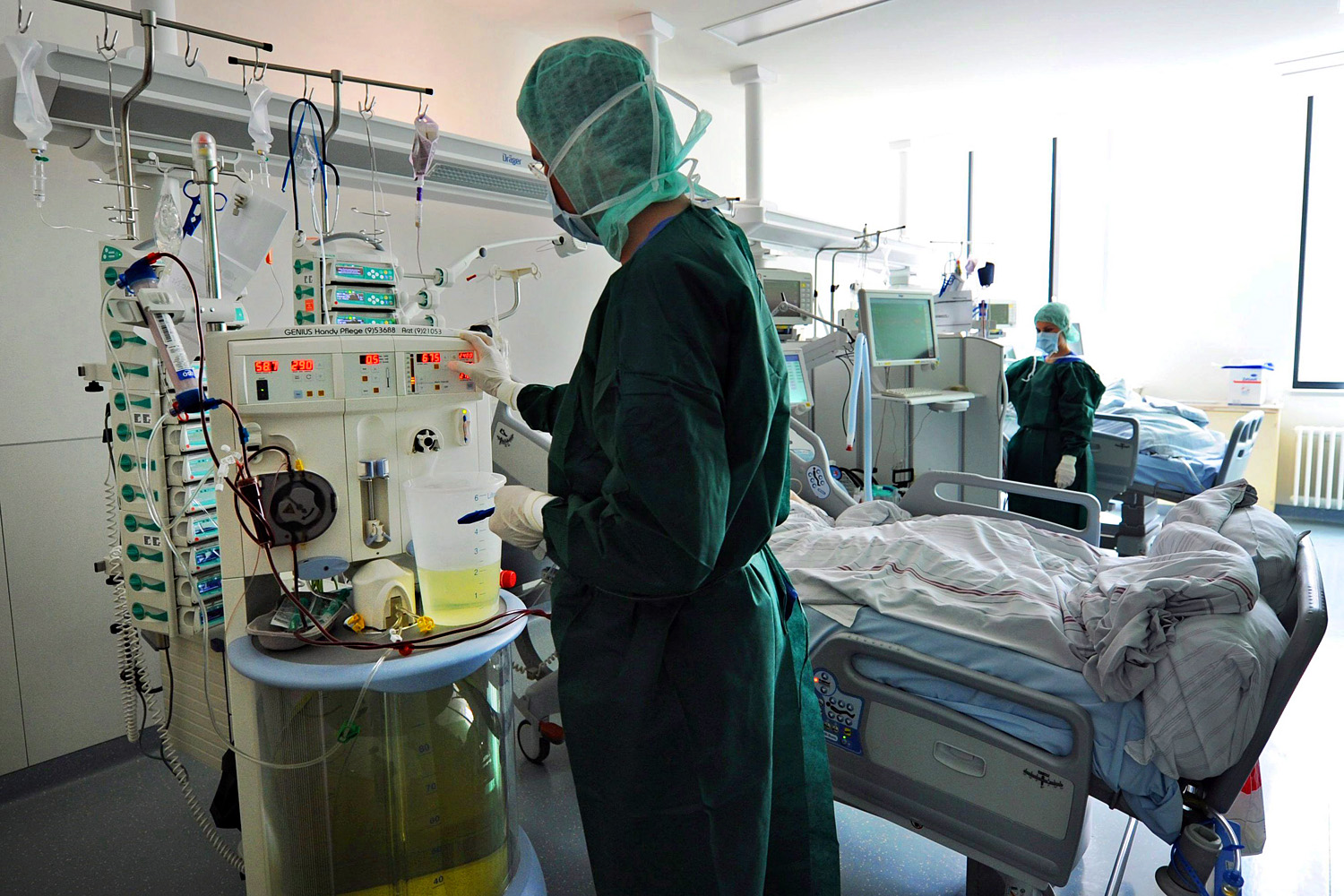 Dializáló gépet ellenőriz egy nővér a hamburgi egyetemi klinika intenzív osztályának nefrológiai részlegében, ahol hasmenésjárvány betegeit ápolják