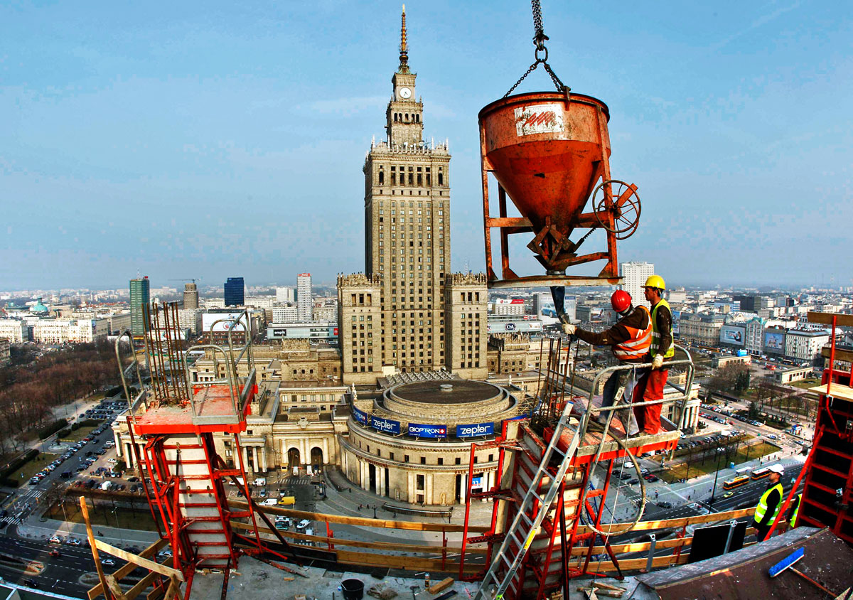 Munkások Varsóban, háttérben a Kultúra és Tudomány Palotájával. Európa jövőjét építik