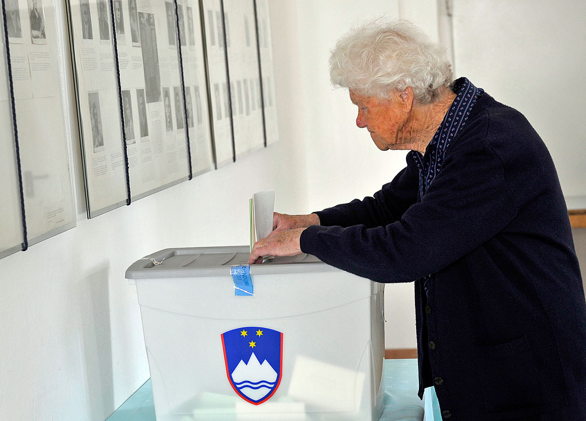 Idős asszony szavaz Ozeljanban a nyugdíjkorhatár emeléséről