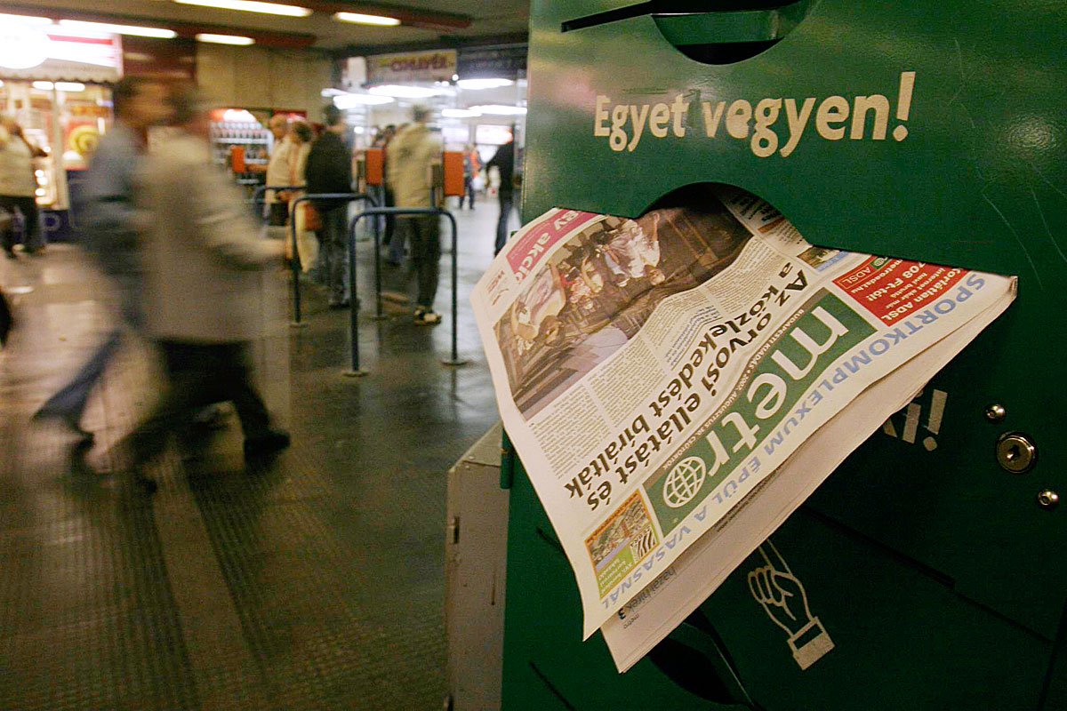 Az ingyenes, még Metro névre hallgató újság a Nyugati téri aluljáróban