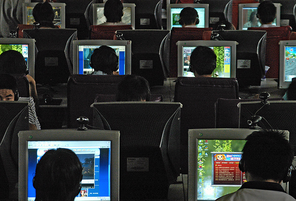 People use computers at an Internet cafe in Changzhi, north China's Shanxi province June 20, 2007. The blocking of Flickr is the latest casualty of China's ongoing battle to control its sprawling Internet. Wikipedia, and a raft of other popular Web s