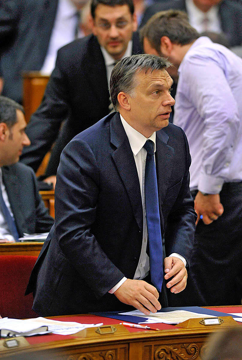 A nyugdíjról szóló egyenkénti szavazás során Orbán Viktor parlamenti képviselőként bemondja az igent