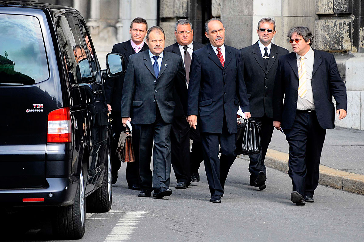 A rendvédelmiek képviselői távoznak a miniszterelnök szolgálati autója mellett az Orbán Viktorral folytatott egyeztetésről. Elöl, középen Powell Pál, a Rendvédelmi Szervek Érdekegyeztető Fóruma munkavállalói oldalának megbízott elnöke
