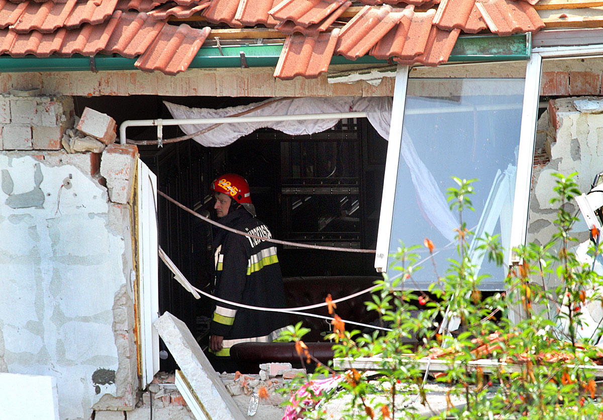 Egy tűzoltó dolgozik annál a háznál Mályiban, ahol egy 61 éves férfi berobbantotta a gázt