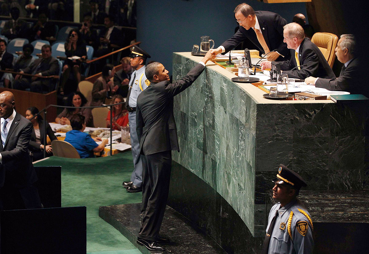 Obama és Ban Ki Mun egyik kézfogása a New York-i ENSZ-székházban. Marasztalják