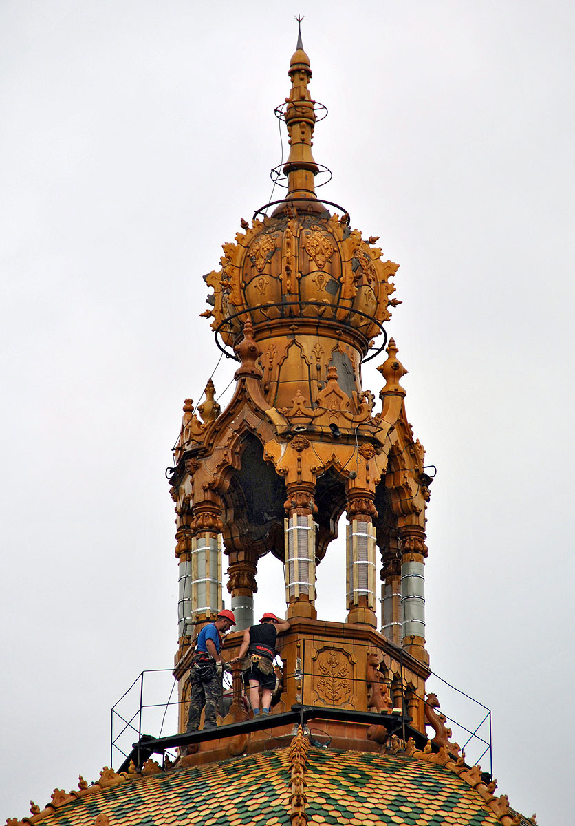 Budapest, 2011. június 7. Szakemberek dolgoznak Lechner Ödön Zsolnay-kerámiával burkolt múzeumépületének kupoláján, az Iparművészeti Múzeum életveszélyessé vált kilátóján, más néven lanternatornyán. A kupolát lezáró, 11,5 méter magas lanterna már az 