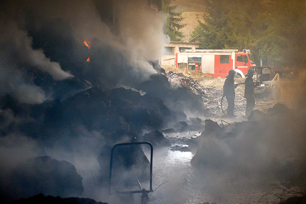 Tűzoltók dolgoznak egy raktártűz oltásán Salgótarján-Zagyvarónán, ahol ötszáz ruhabála semmisült meg az ezer négyzetméteres raktárban