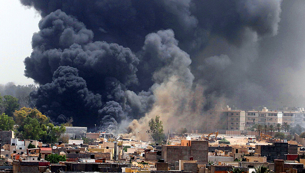 Füstfelhő gomolyog Tripoli felett: nappal is egyre hevesebben bombázza a NATO a líbiai fővárost