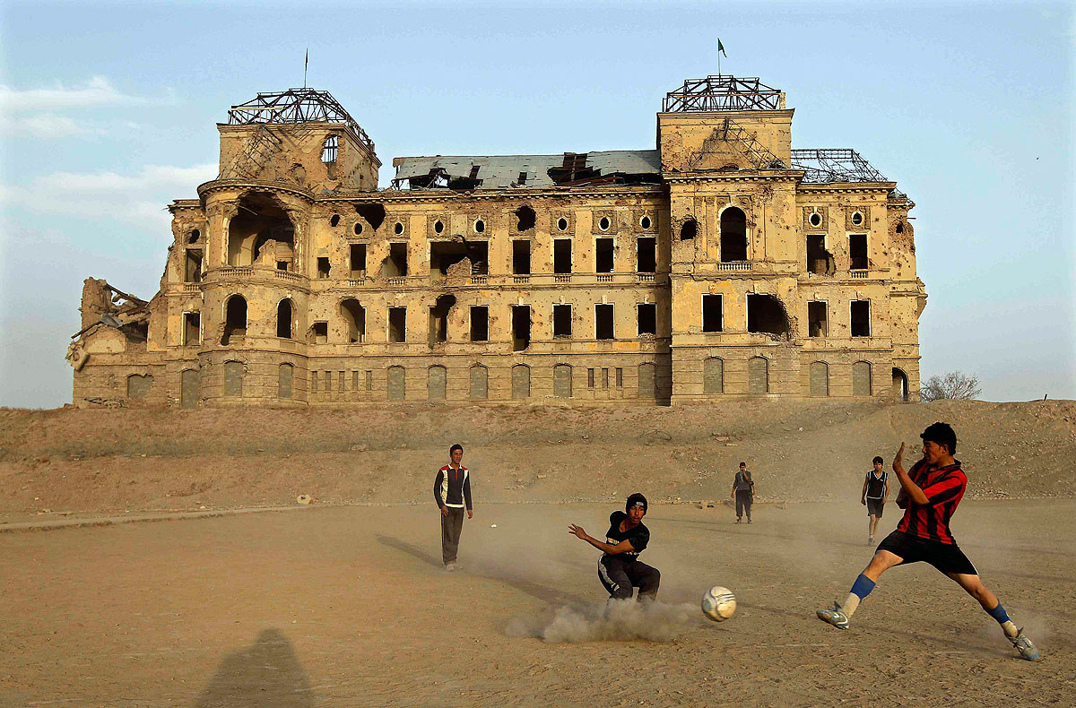 Afgán fiúk fociznak - Összeomlik a gazdaság az amerikaiak kivonulása után?