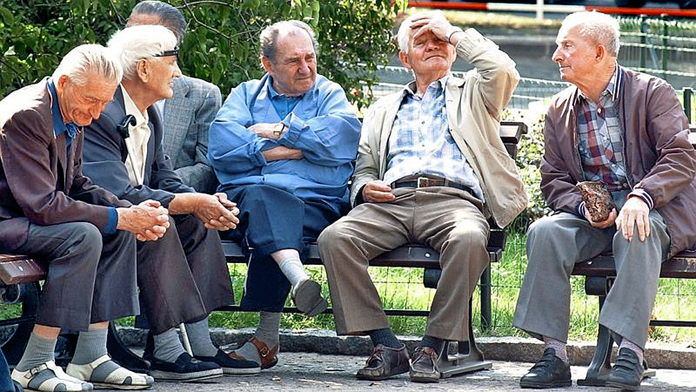 Nyugdíjasok egy prágai parkban. Munkát adnának nekik, ha lenne számukra megfelelő állás