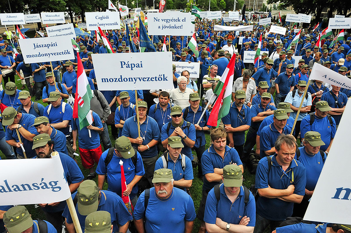 A Közúti Közlekedési Szakszervezet és a Mozdonyvezetők Szakszervezete által szervezett demonstráció a Kossuth téren