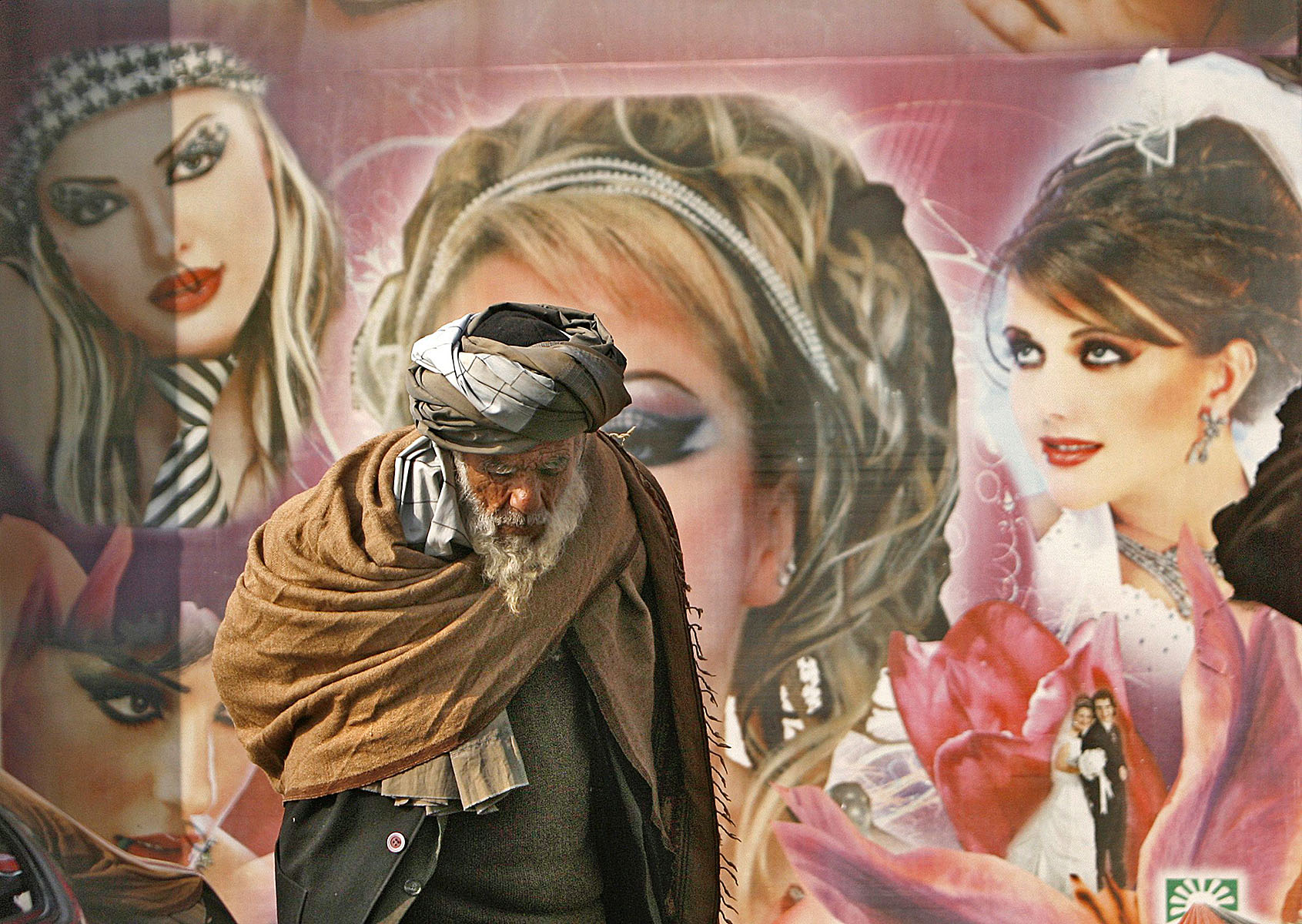 Afgán férfi egy szépségszalon előtt. Szebb jövőt remélnek