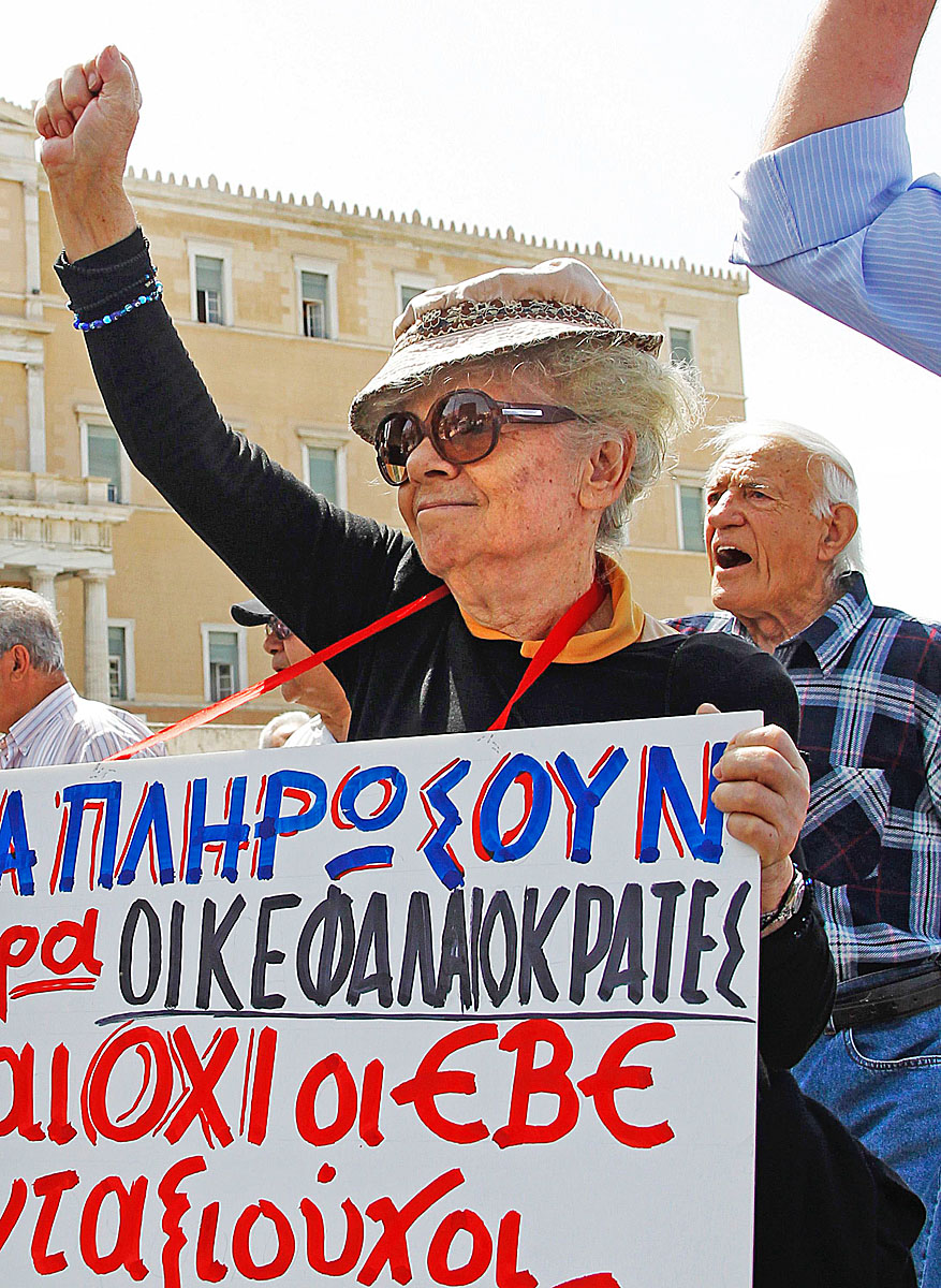 A megszorítások ellen tiltakoznak a görög parlament előtt