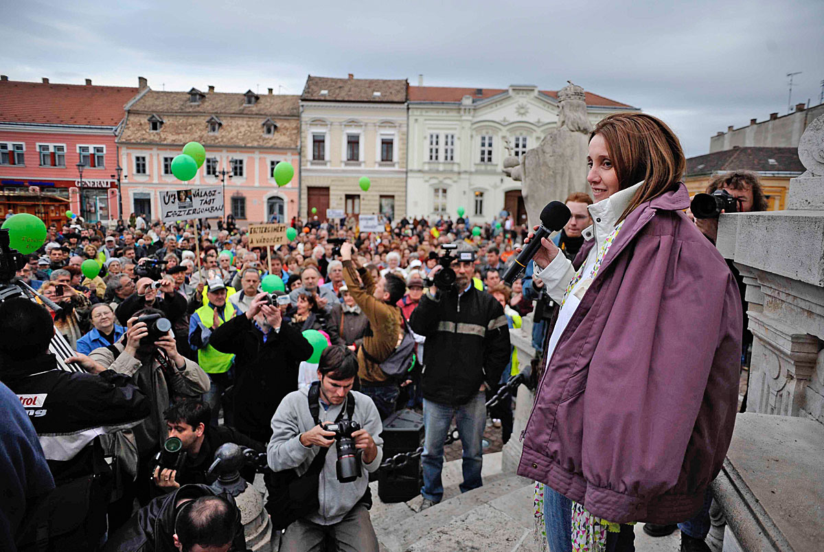 Tétényi Éva az esztergomi főtéren, mielőtt gyalog vitt volna átadni petícióját a fővárosban