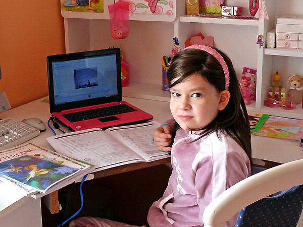 A kislány otthonról bekapcsolódik az iskolai oktatásba