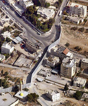 A fal egy fõútvonalat vág ketté Kelet-Jeruzsálemben