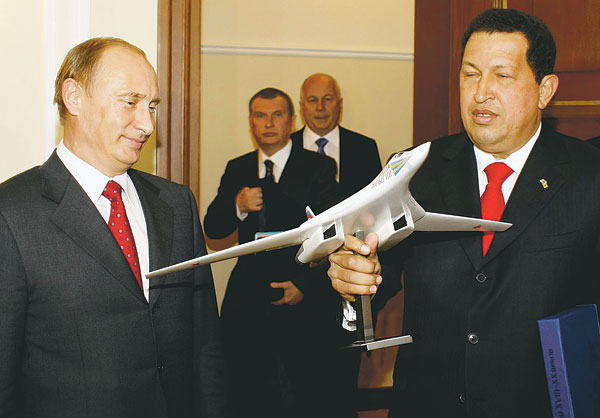 Putyin egy Tu-160-as orosz stratégiai bombázó makettjét ajándékozta vendégének, Cháveznek