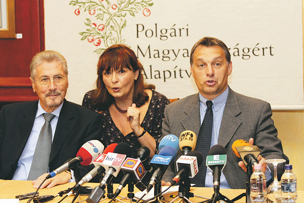 Constantinescu (balra) és Orbán a tolmácsnővel