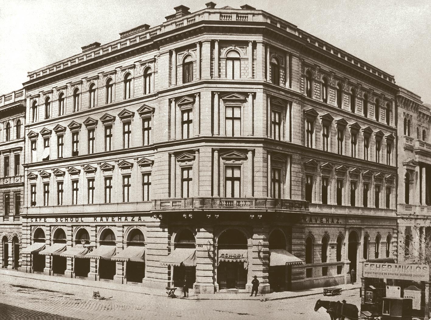 A Múzeum kávéház a Kiskörút és a Sándor utca sarkán
