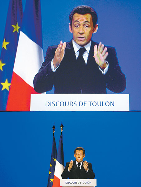 Az óriásképernyőn kivetített Sarkozy, alatta a valódival