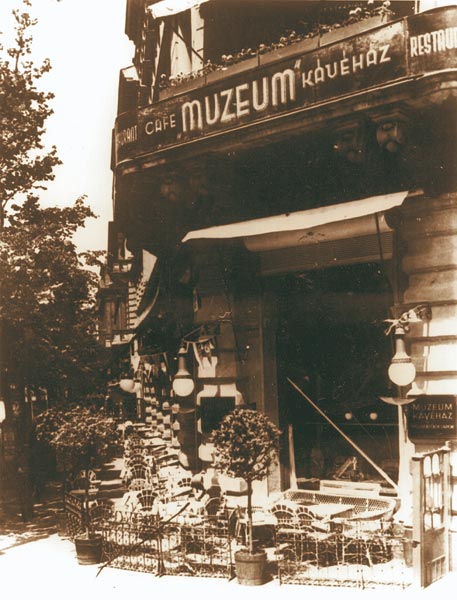 A Múzeum kávéház terasza az 1930-as években