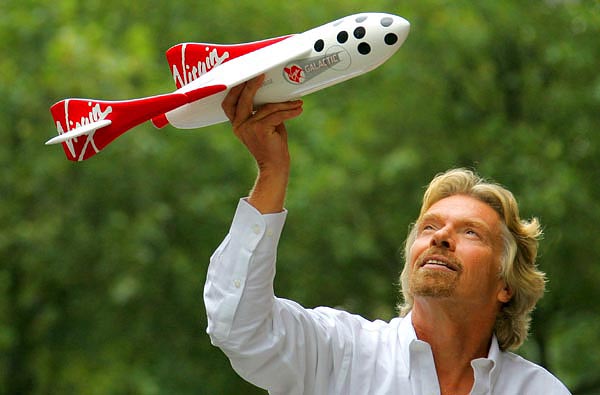 A brit milliárdos, sajtóértekezlete után a turista-ûrrepülõgép kicsinyített makettjével 