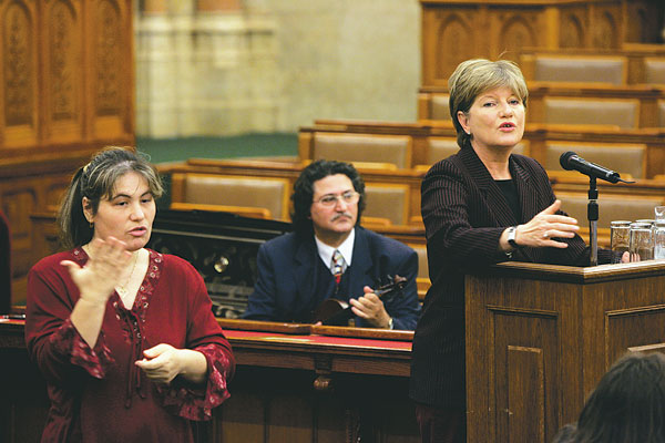 A siket számára a jelnyelv az anyanyelv