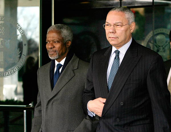 Kofi Annan és Colin Powell Washingtonban