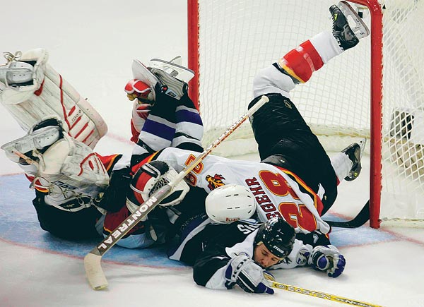 Jelenet a 2004-es Tampa Bay Lightning-Calgary Flames Stanley Kupa-döntõrõl: nagy a felfordulás