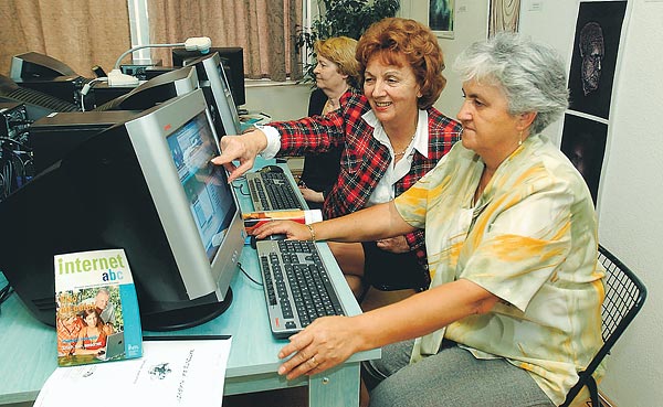 Ingyenes internettanfolyam nyugdíjasoknak Budapesten. Az unokákkal a világhálón is tartani akarják a kapcsolatot