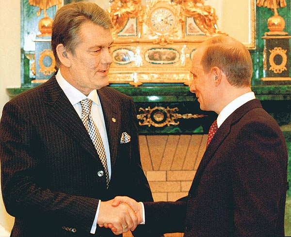 Viktor Juscsenko és Vlagyimir Putyin kézfogása a Kremlben