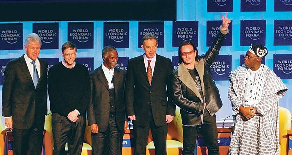 Az Afrikát sújtó szegénység enyhítésének kérdése áll a davosi Világgazdasági Fórum figyelmének középpontjában. Csütörtökön Tony Blair brit miniszterelnök, Bill Clinton volt amerikai elnök, Bill Gates és a dél-afrikai, a nigériai államfõ részvételével