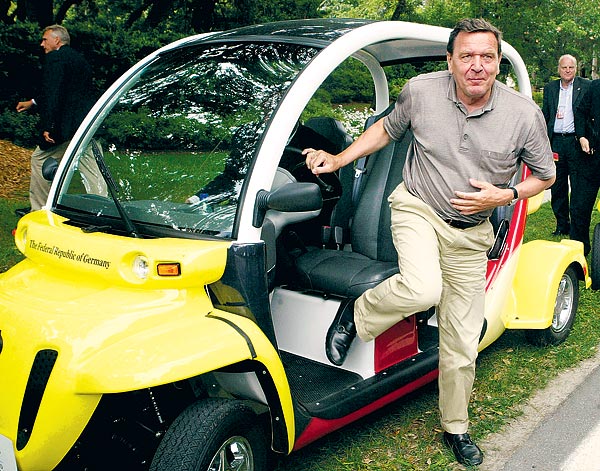 Schröder német kancellár a DaimlerChrysler új elektromos autóját 
