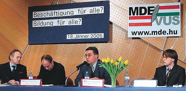 Az osztrák fõhivatalnokok és Szabados Viktor, az MDE elnöke a bécsi fórumon