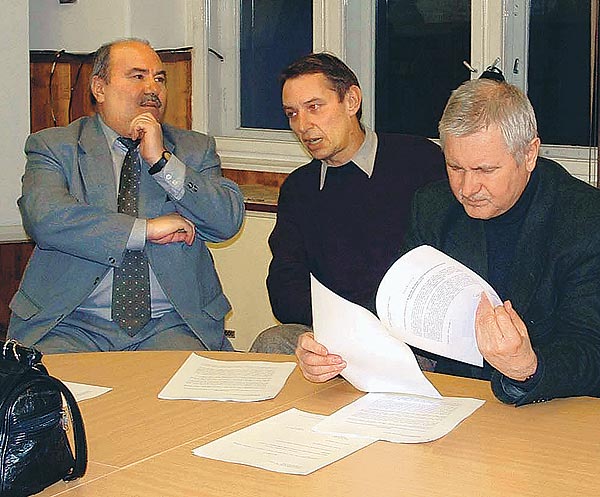 Kéki Zoltán, Cs. István és Haus Árpád, az oktatási iroda vezetõje az ülésen