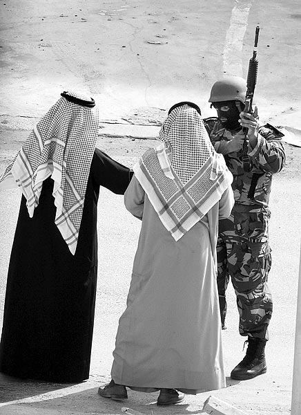 Kuvaiti kommandós civil ruhás tiszteket igazoltat