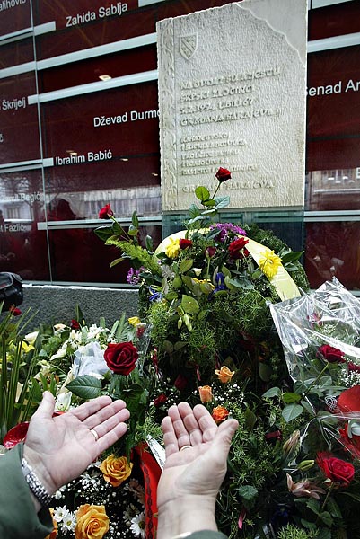 Rózsák az áldozatok piactéri emléktáblájánál