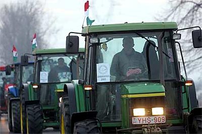 Demonstráló gazdák Miskolc határában