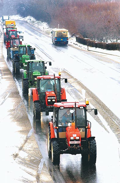 Baranyai gazdák a 6-os fõúton