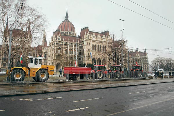 Társait várja négy traktor az Országház elõtt. A gazdák több erõgépet vinnének a Kossuth térre