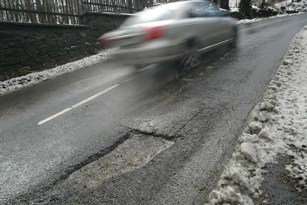 Nem csak autórongálók, balesetveszélyesek is az úthibák