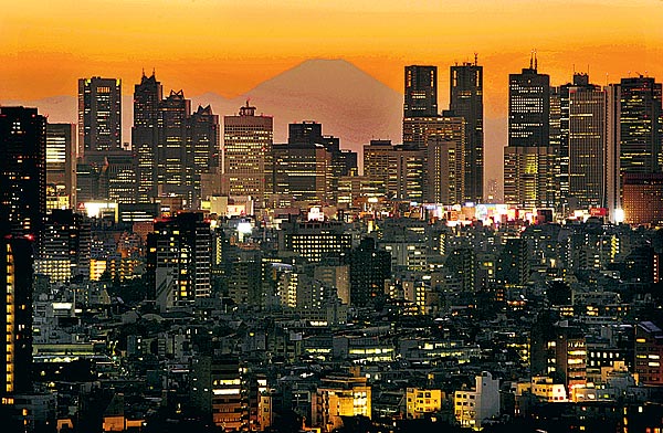 Tokiói felhõkarcolók háttérben a Fudzsi csúcsával