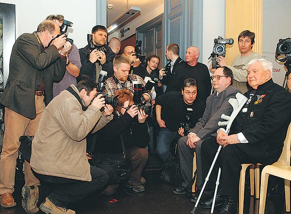 A megnyitón fényképezik Kemény Bélát, aki túlélte az orosz munkatábort